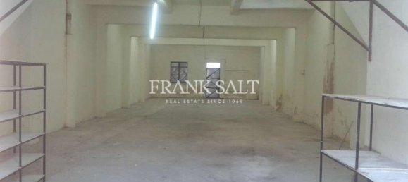 300m² Warehouse in Qormi, Malta No. 11878 2