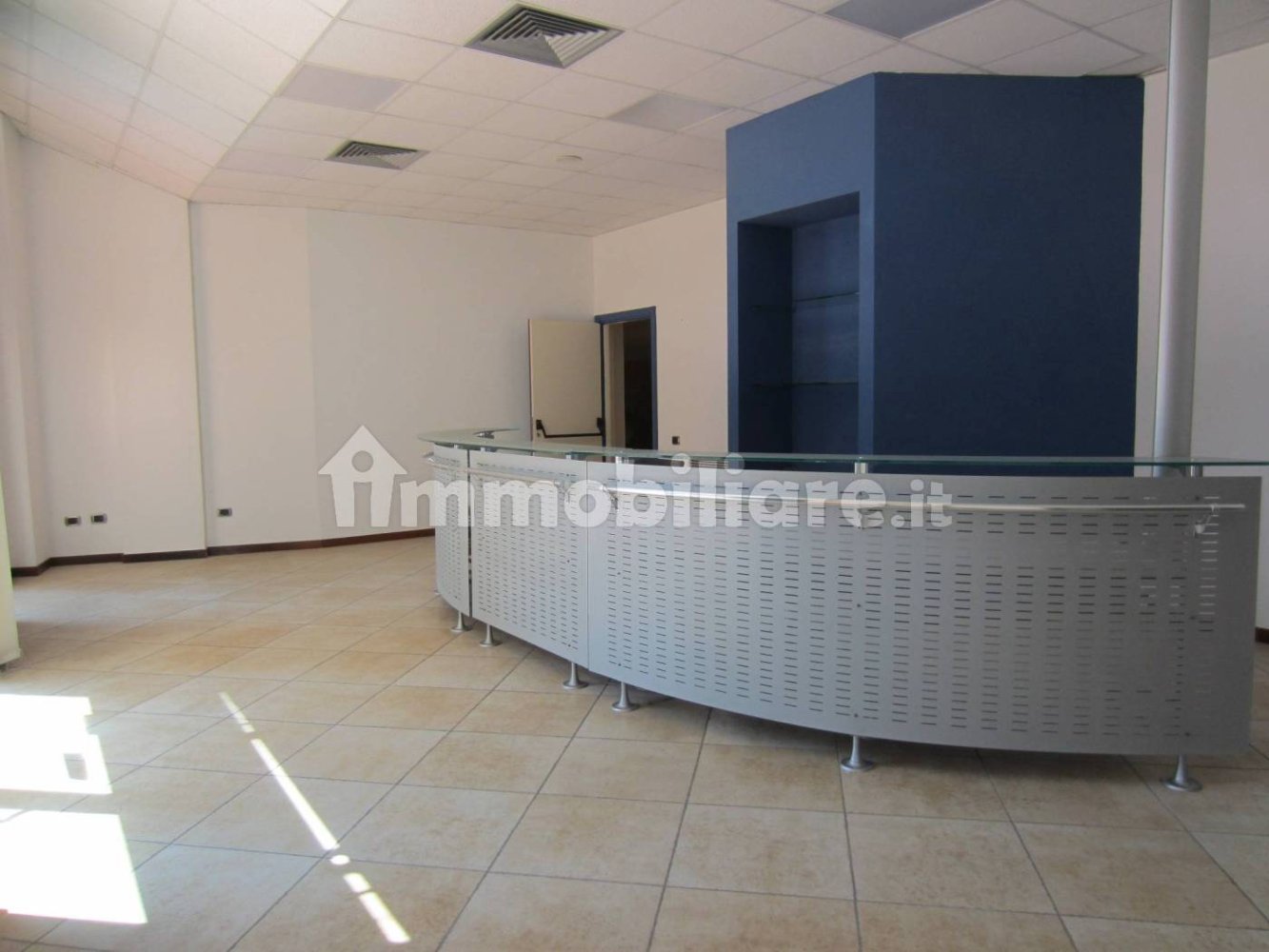 5 rooms Commercial property in Civitanova Marche, Italy No. 143140