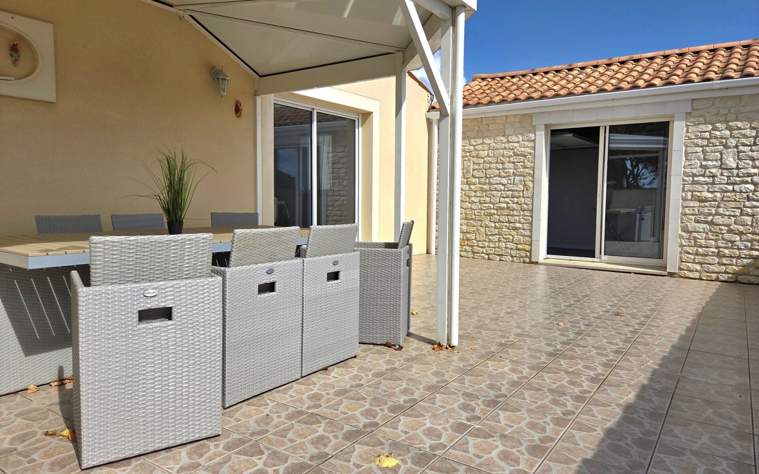 Casa de 3 habitaciónes en Charente-Maritime, France No. 338091