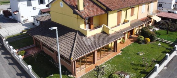 3 Schlafzimmer Haus in Udine, Italy, Nr. 52385 2