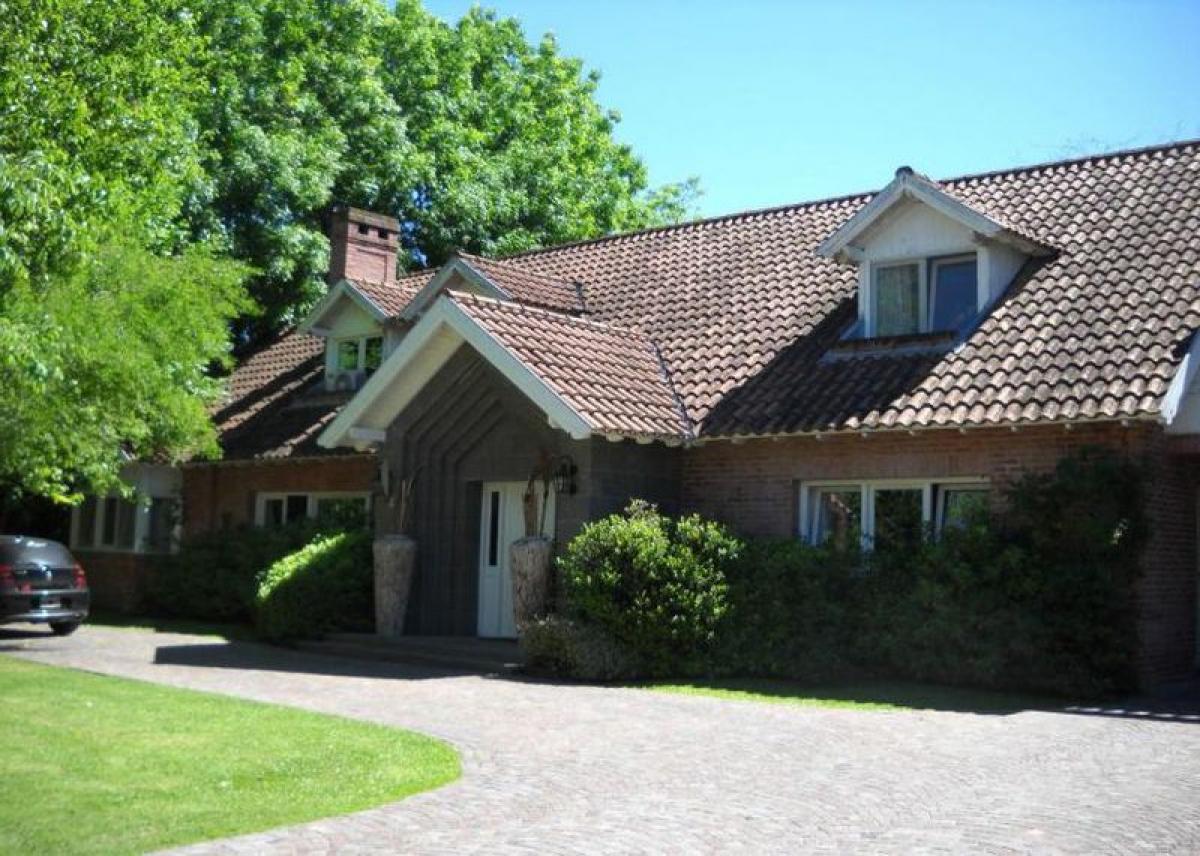 5 bedrooms House in Berazategui, Argentina No. 77575