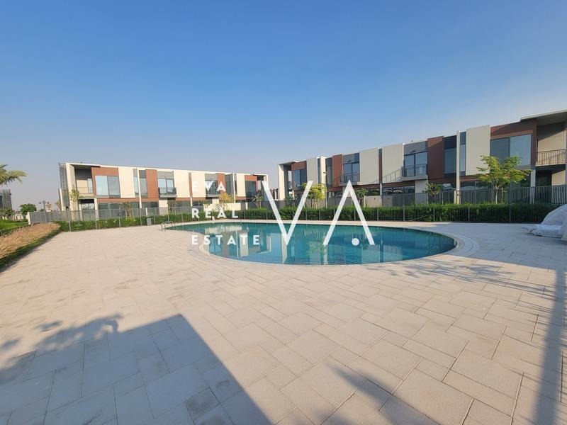 4 bedrooms Townhouse in Dubai, UAE No. 103020