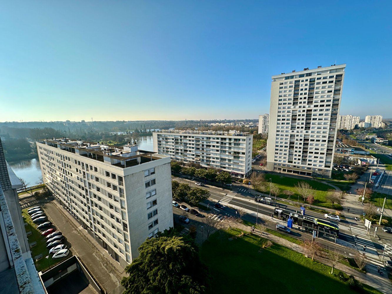 Квартира с 3 комнатами в Тур, Франция № 45481