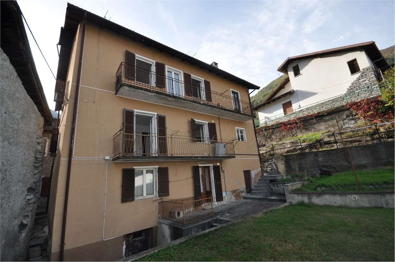 9 rooms House in Villadossola, Italy No. 143643