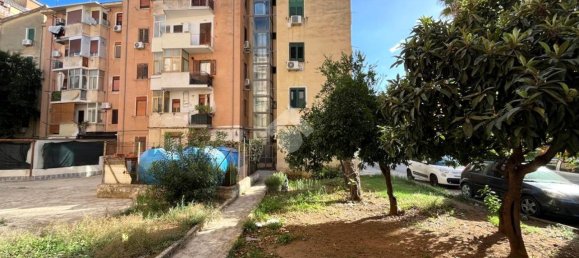 2-salle Appartement à Palermo, Italy No. 7013 10
