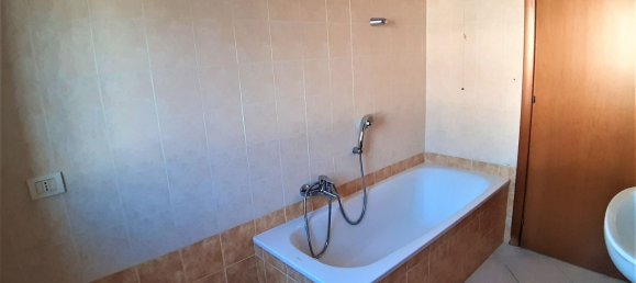 3 rooms Apartment in Guastalla, Italy No. 93063 10