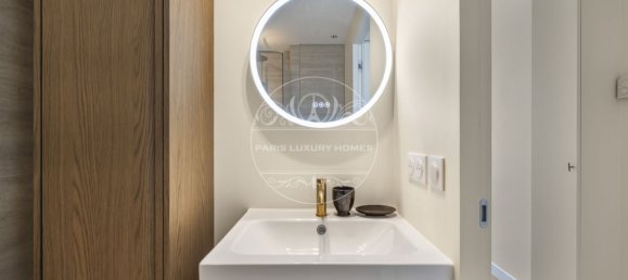 Studio in Paris, France No. 350656 12