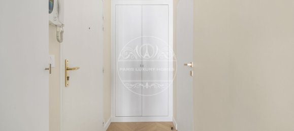 Studio in Paris, France No. 350656 7