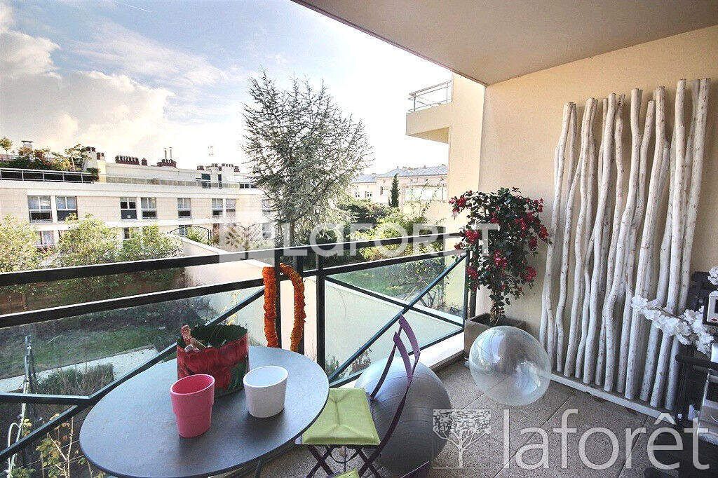 2 bedrooms Apartment in Suresnes, France No. 164019