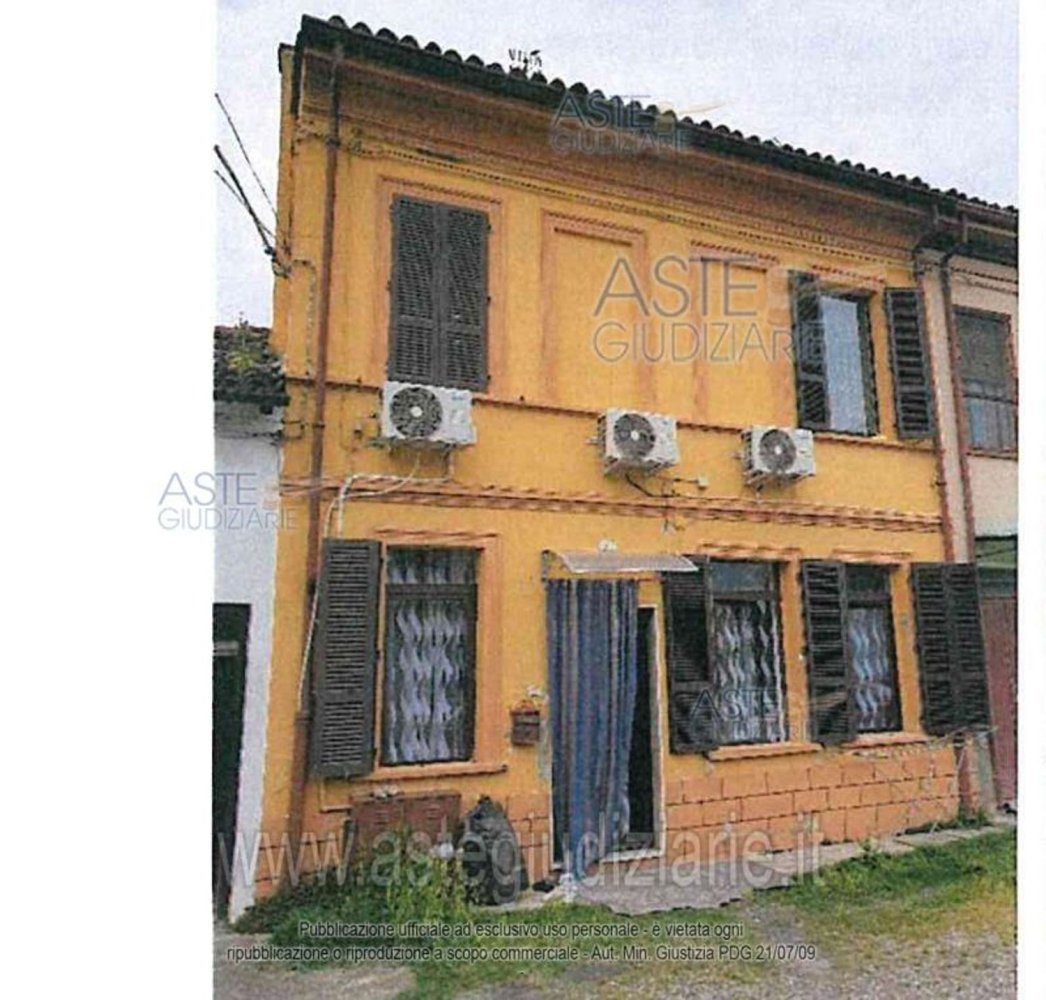 9 rooms Apartment in Piacenza, Italy No. 94710