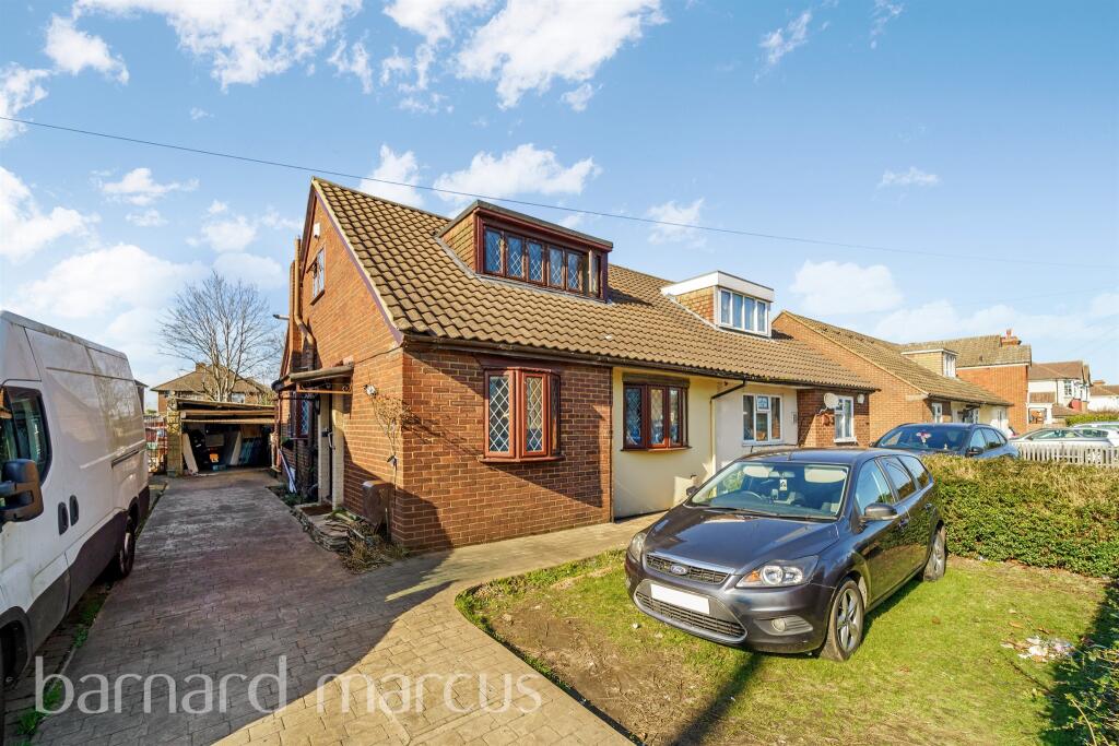 3 bedrooms Bungalow in Feltham, United Kingdom No. 9793