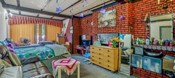 3 bedrooms Bungalow in Feltham, United Kingdom No. 9793 4