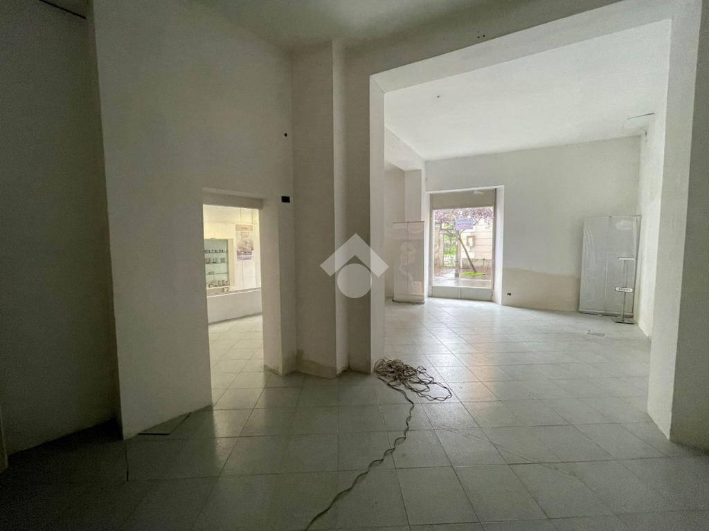 Propiedad comercial de 2 habitaciónes en Olginate, Italy No. 105062