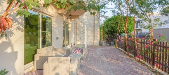4 bedrooms Villa in Abu Dhabi, UAE No. 22683 3