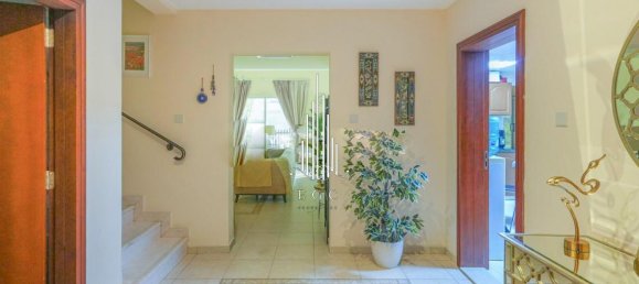 4 bedrooms Villa in Abu Dhabi, UAE No. 22683 9