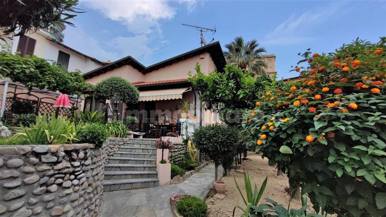 4 bedrooms Villa in Sanremo, Italy No. 398646