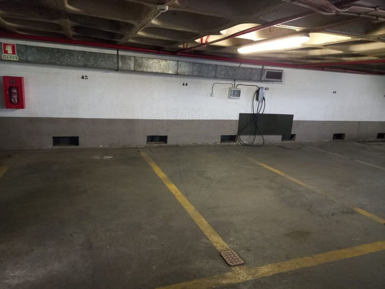 37m² Garage in Lisbon, Portugal No. 87419