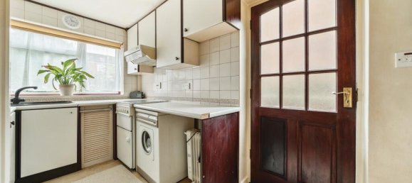 3 bedrooms House in Bromley, United Kingdom No. 13437 7