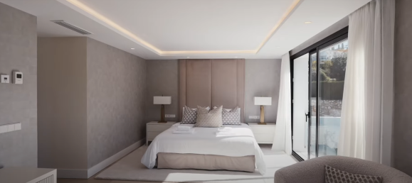 5 bedrooms Villa in Estepona, Spain No. 4809 8