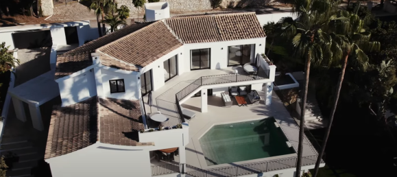 5 bedrooms Villa in Estepona, Spain No. 4809 2
