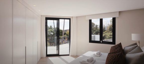 5 bedrooms Villa in Estepona, Spain No. 4809 11