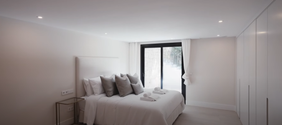 5 bedrooms Villa in Estepona, Spain No. 4809 13