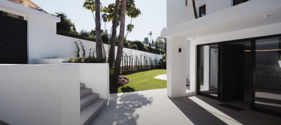 5 bedrooms Villa in Estepona, Spain No. 4809 16