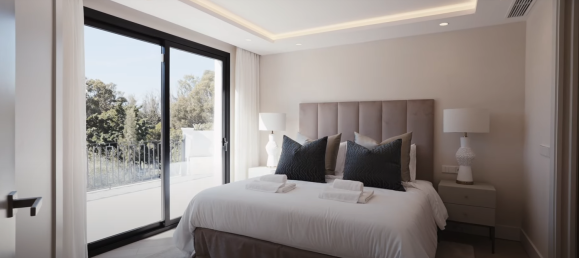 5 bedrooms Villa in Estepona, Spain No. 4809 10