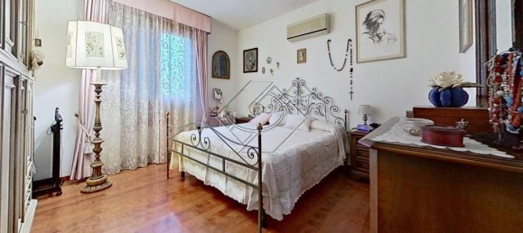 4-salle Appartement à Campi Bisenzio, Italy No. 79645 10