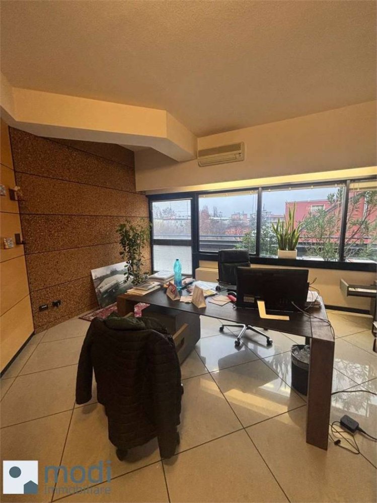 5 rooms Office in Crema, Italy No. 105054