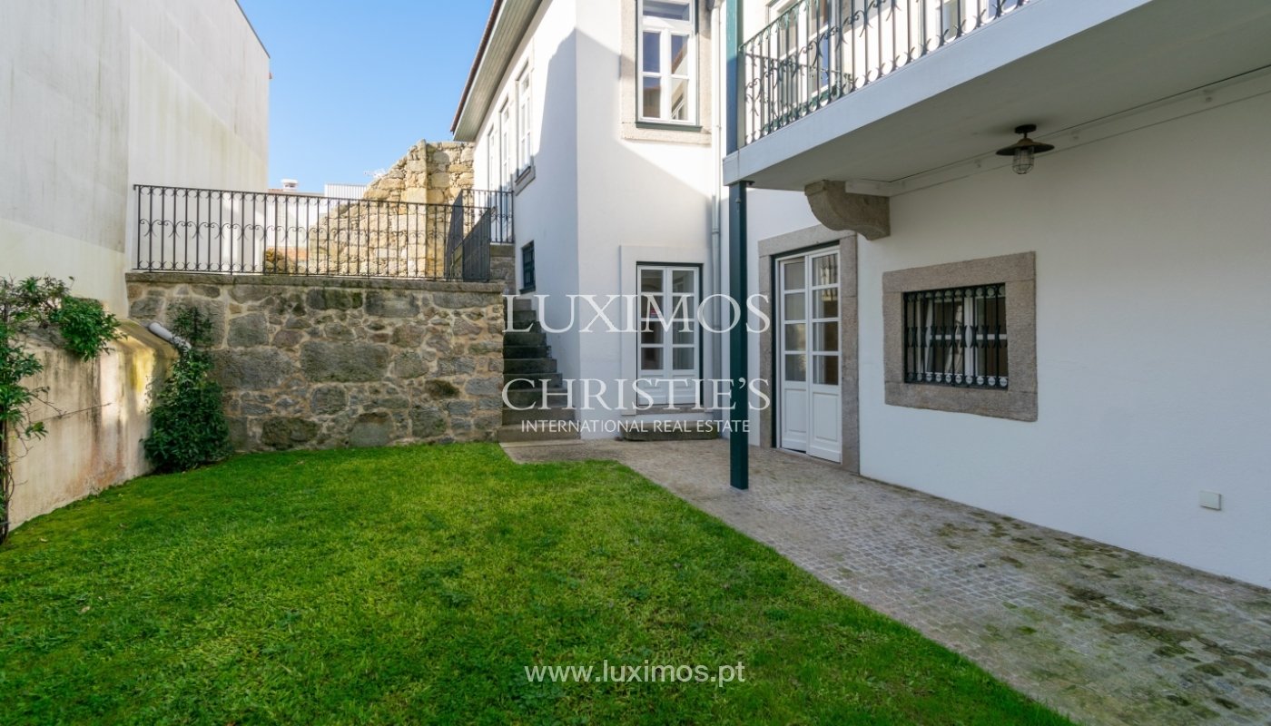 Вилла с 4 спальнями в Порту, Португалия № 120140