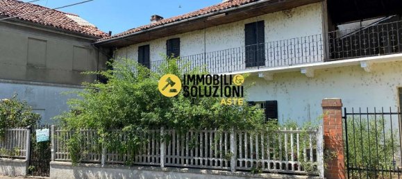 6 rooms Apartment in Crescentino, Italy No. 13384 3