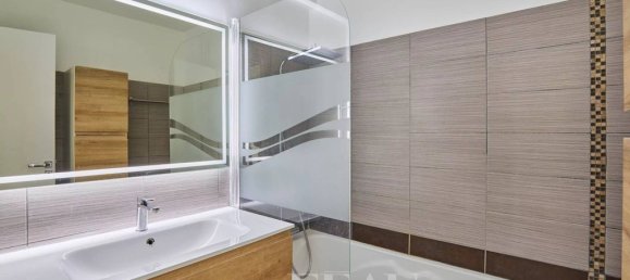 2 bedrooms Apartment in Paris, France No. 149223 8