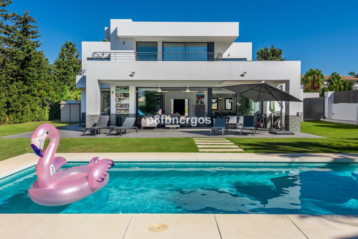 4 bedrooms Villa in Estepona, Spain No. 121170