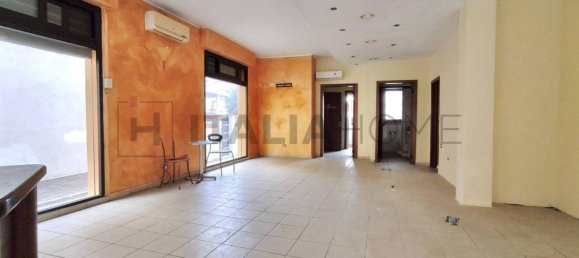 4غرفة عقار تجاري في Assemini, Italy رقم 116268 2