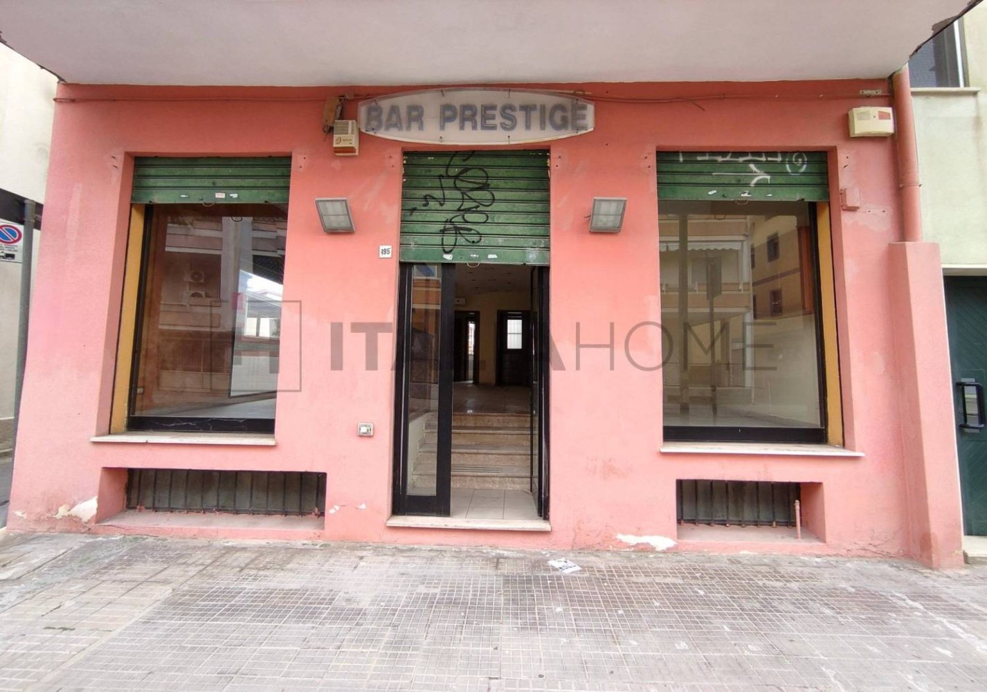 4غرفة عقار تجاري في Assemini, Italy رقم 116268