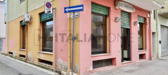 4غرفة عقار تجاري في Assemini, Italy رقم 116268 3