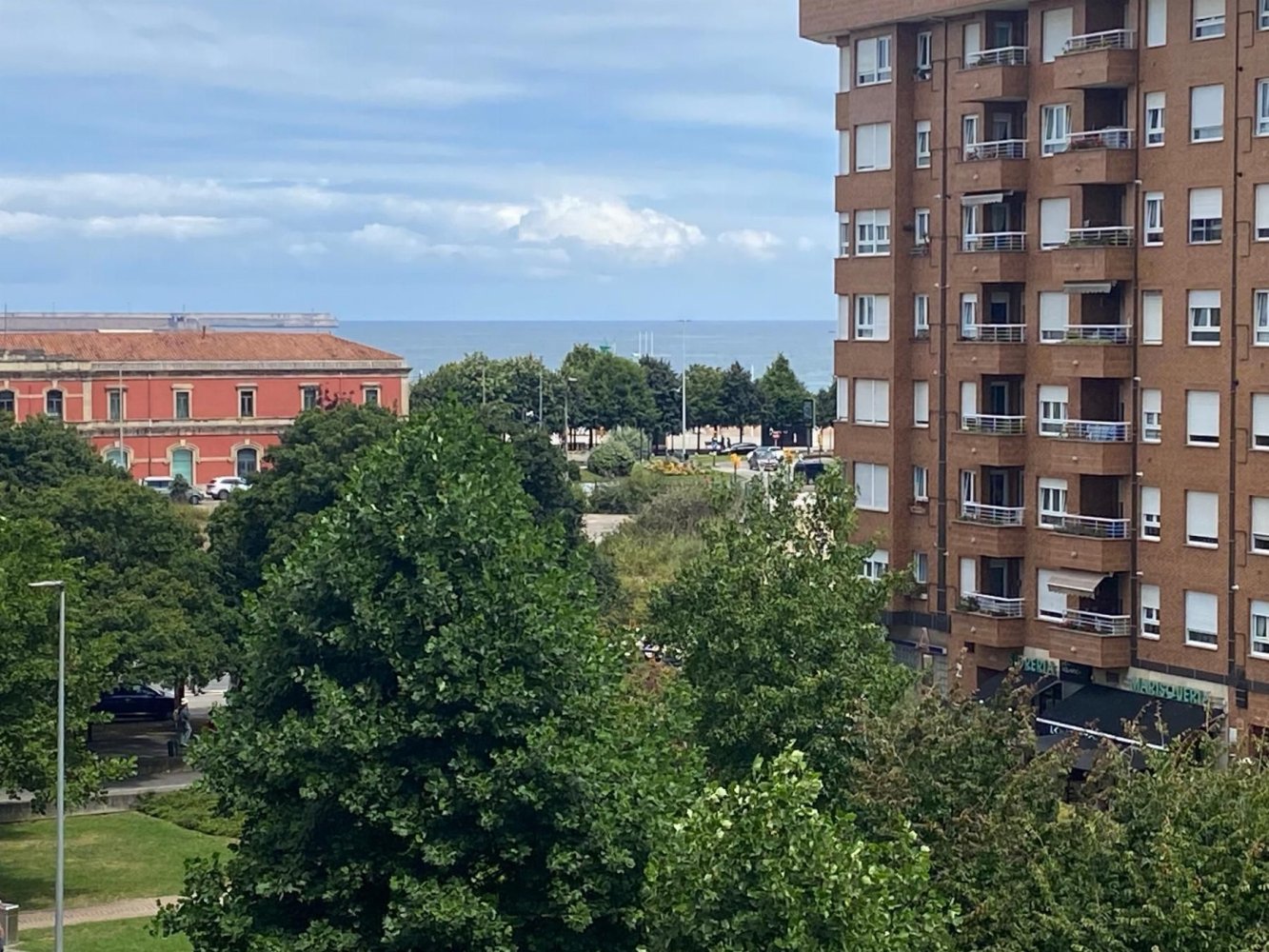 3 bedrooms Apartment in Gijon, Spain No. 177492