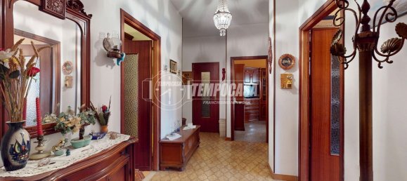 Apartamento de 4 habitaciónes en Bra, Italy No. 122071 2