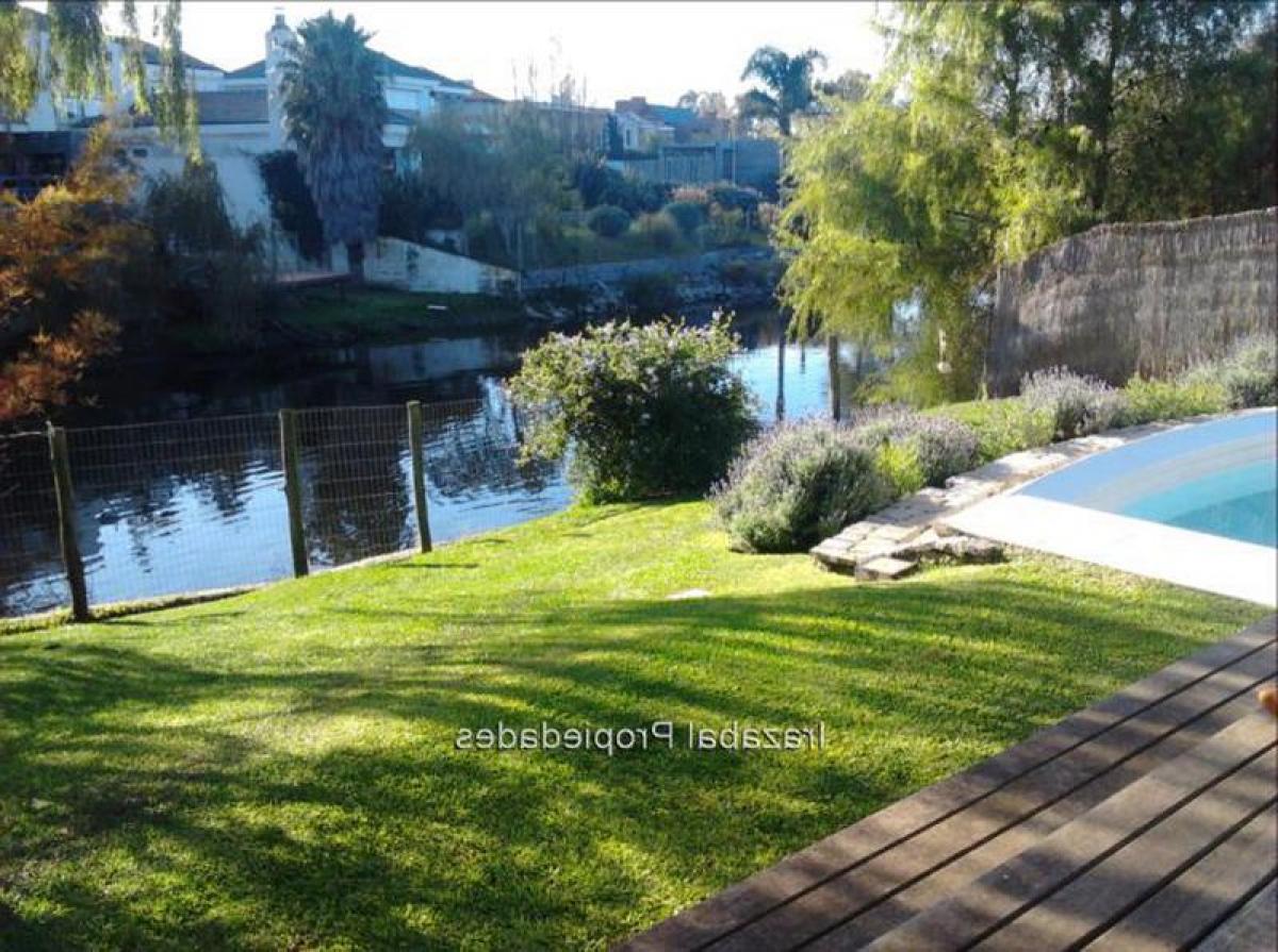 4 bedrooms House in Montevideo, Uruguay No. 3694