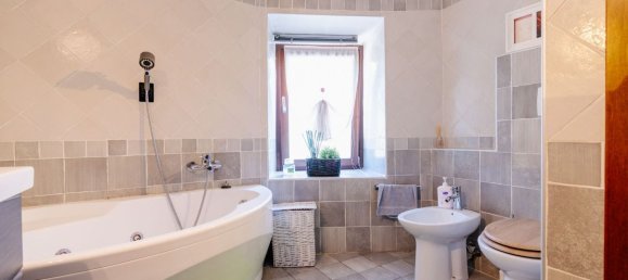 5 bedrooms House in Vigliano Biellese, Italy No. 376472 22