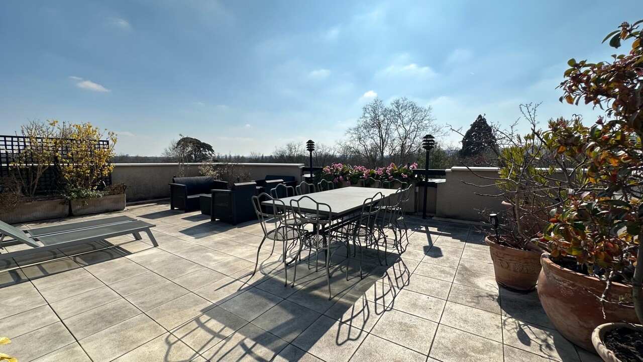 3 chambres Appartement à Suresnes, France No. 115219