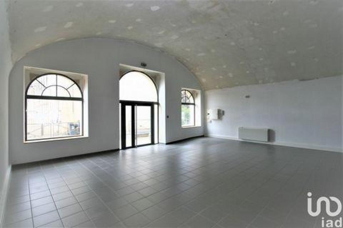 236m² Factory in Poitiers, France No. 19275