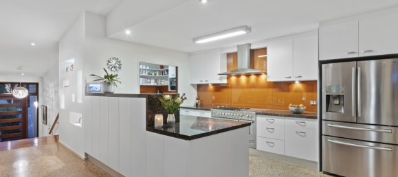 4 bedrooms House in Benowa, Australia No. 147 18