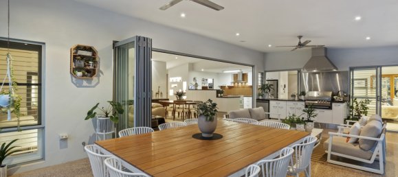 4 bedrooms House in Benowa, Australia No. 147 14