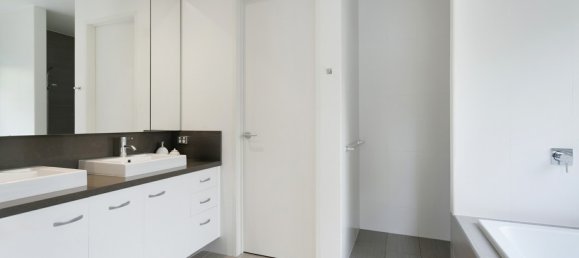 4 bedrooms House in Benowa, Australia No. 147 7