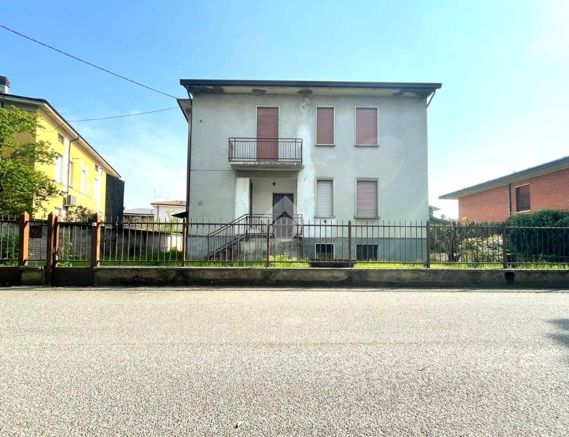 2 bedrooms Villa in Castelleone, Italy No. 233585