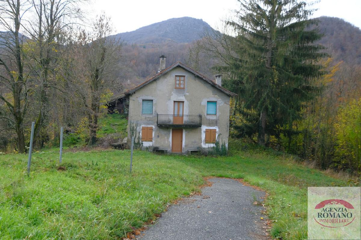 8 bedrooms House in Urbe, Italy No. 102450