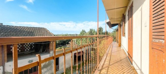 5 bedrooms House in Divignano, Italy No. 377475 16