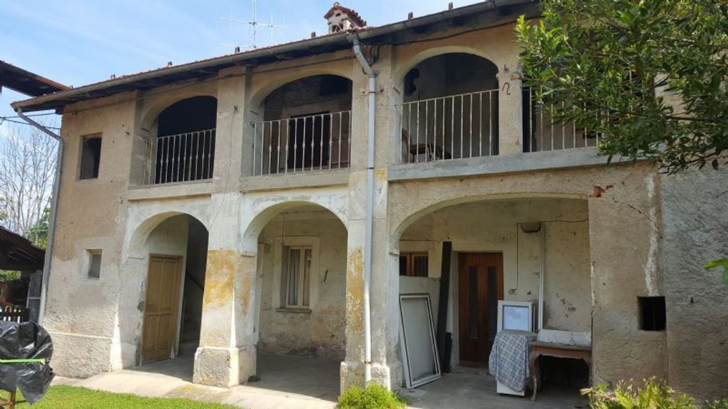 15 bedrooms House in Luino, Italy No. 160927